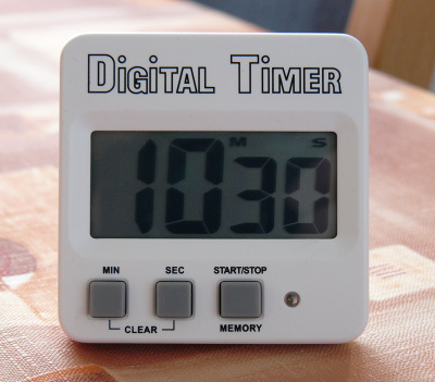 Minutn�k postaven� na stole